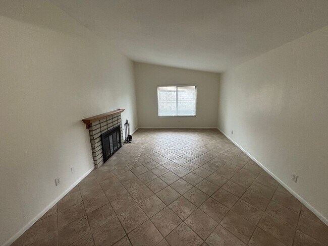 Building Photo - Charming Single-Story 3-Bedroom Pool Home in Valencia!