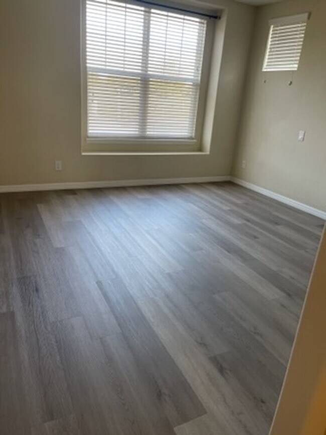 Building Photo - 3 Bed 2.5 Bath Tech Savy Corner Townhouse in Windermere