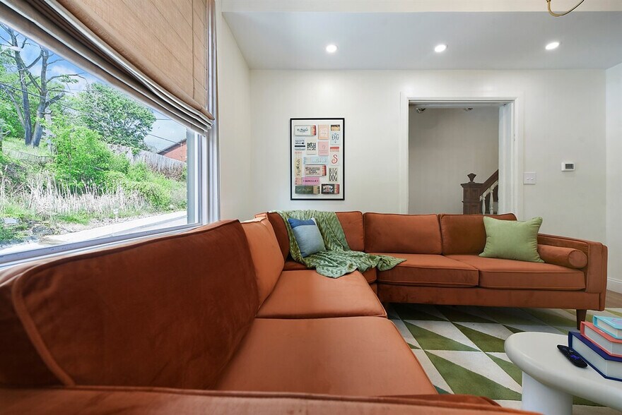 Building Photo - 1816 Rhine St