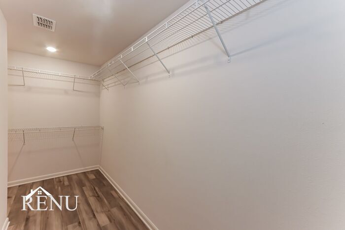 Building Photo - 2013 Hialeah Dr