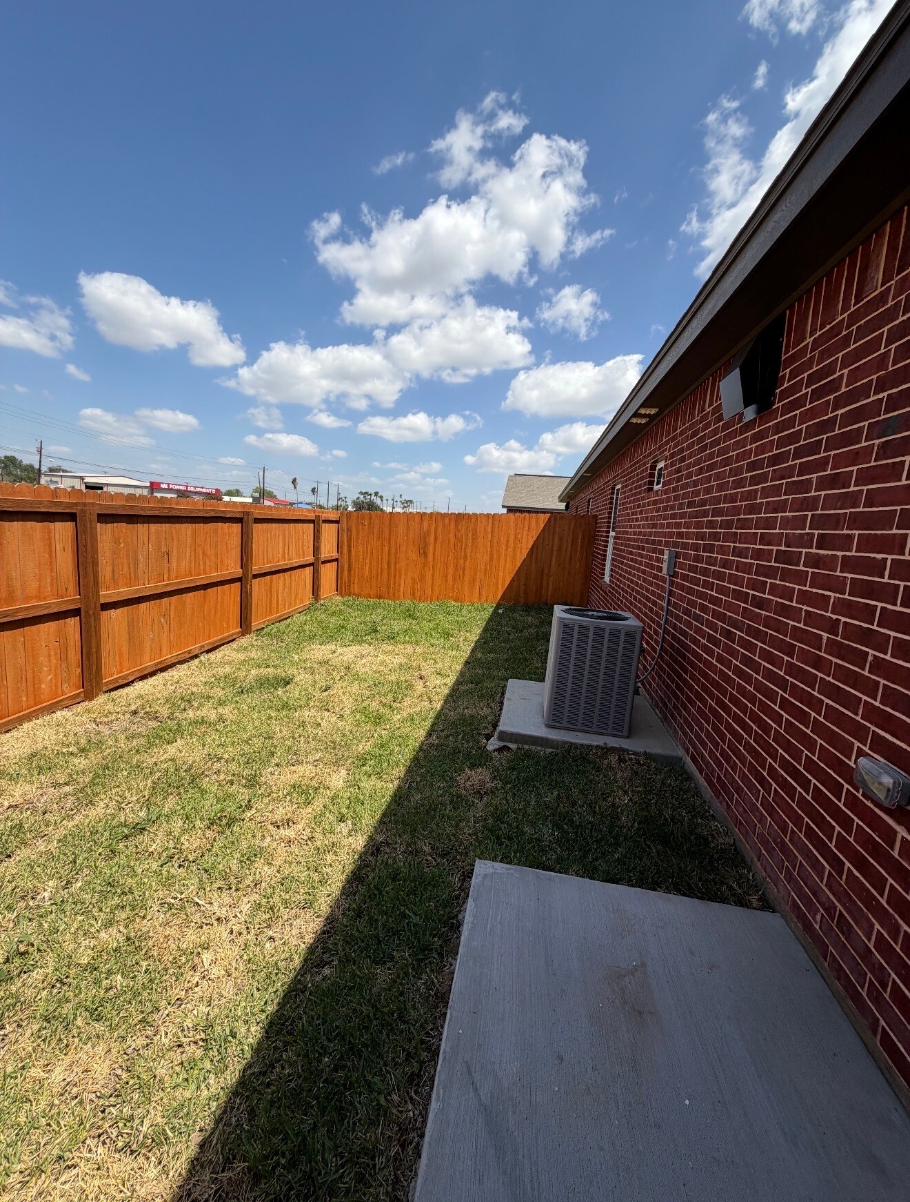 Building Photo - 1004 W 8th St