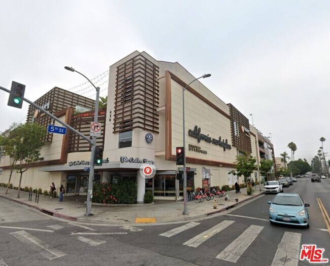 Building Photo - 420 S Harvard Blvd