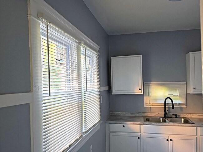 Building Photo - 12098 Chesterfield Ave