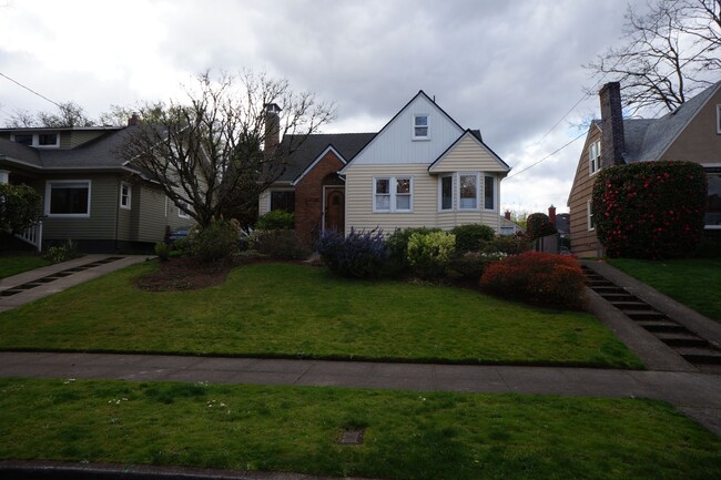 Building Photo - NE Portland - Irvington 3-bedroom Beauty!