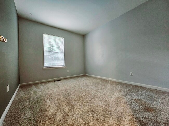 Building Photo - 435 Oakton Way