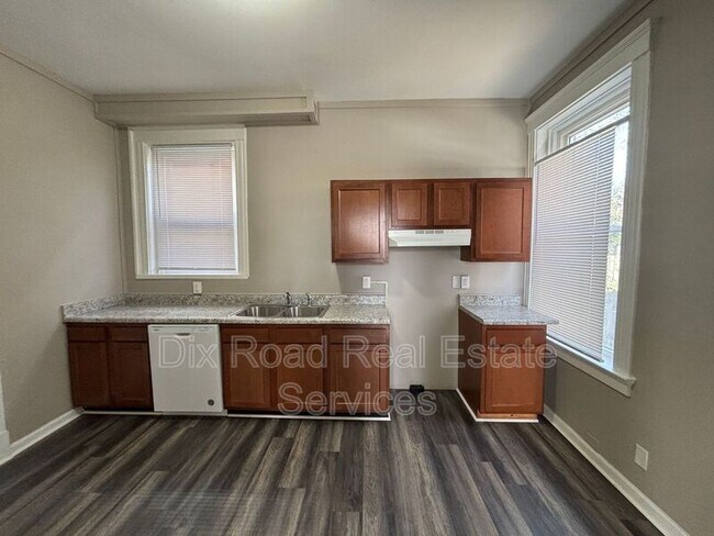 Building Photo - 810 Sunset Ave