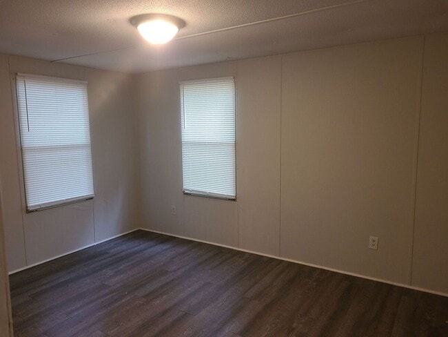 Building Photo - 3 Bedroom 2 Bathroom with a partially fenc...