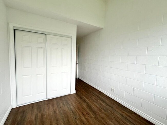 Building Photo - AVAILABLE NOW! Spacious 3-Bedroom, 2-Bath Corner-end Split-level Unit in Kaneohe with 1 Assigned ...