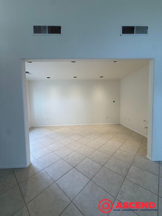 Building Photo - Spacious 4 Bed / 3 Bath Home in Haggin Oaks!