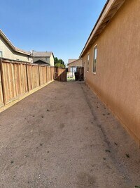 Building Photo - 4 BEDROOM HOME + OFFICE IN VICTORVILLE