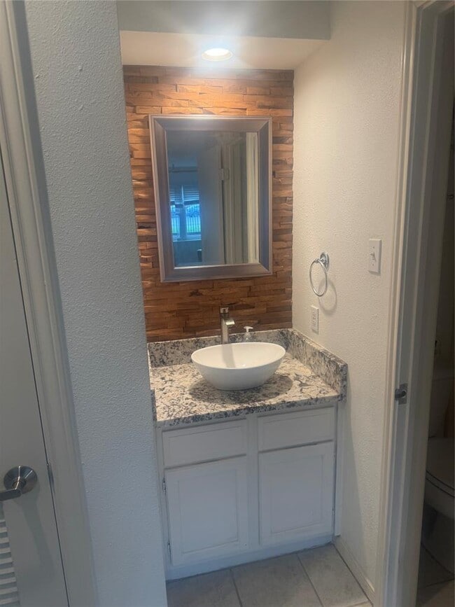 Building Photo - 8888 Tallwood Dr