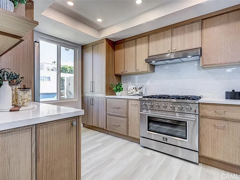 Building Photo - 858 1st St