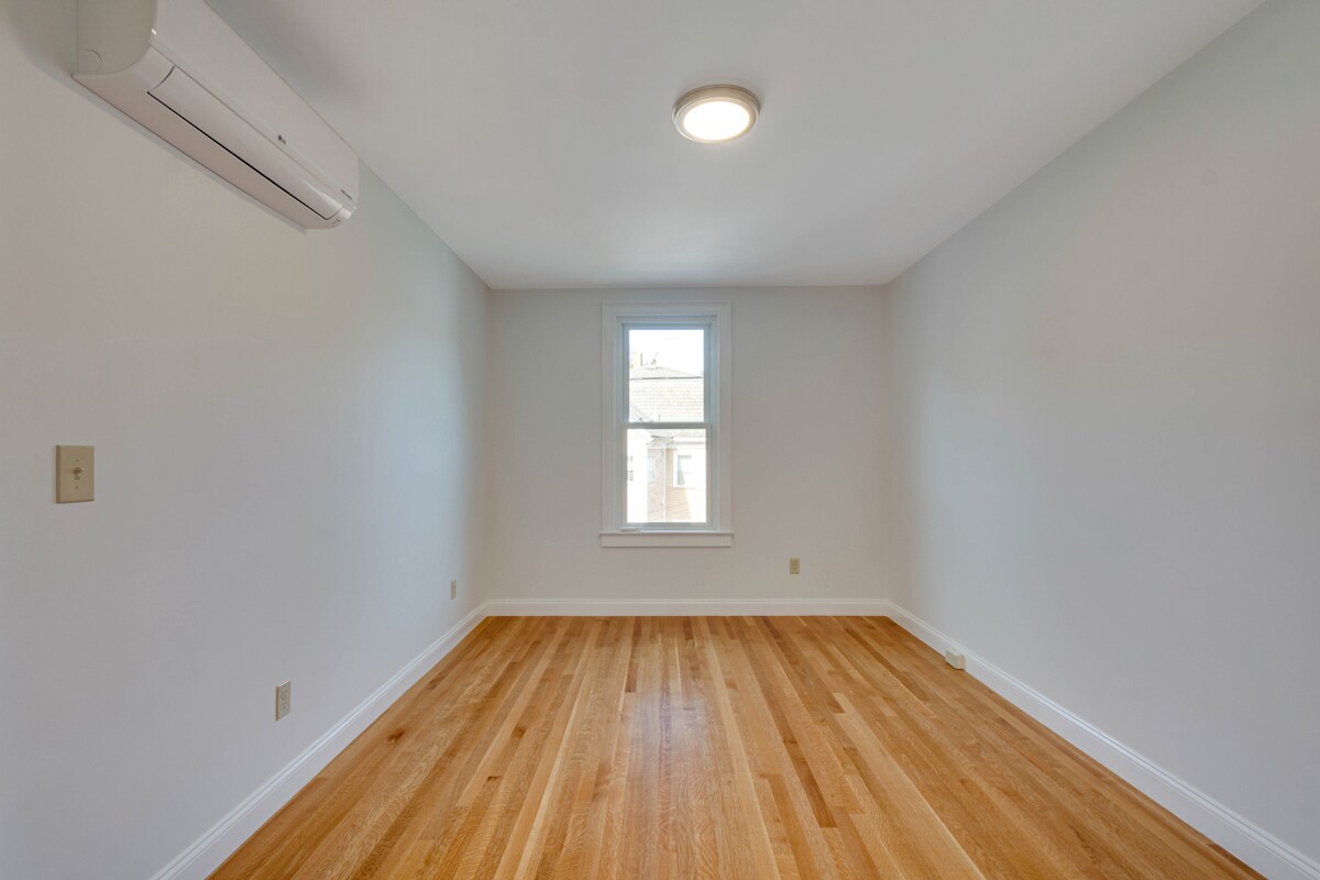 Building Photo - 31 School St