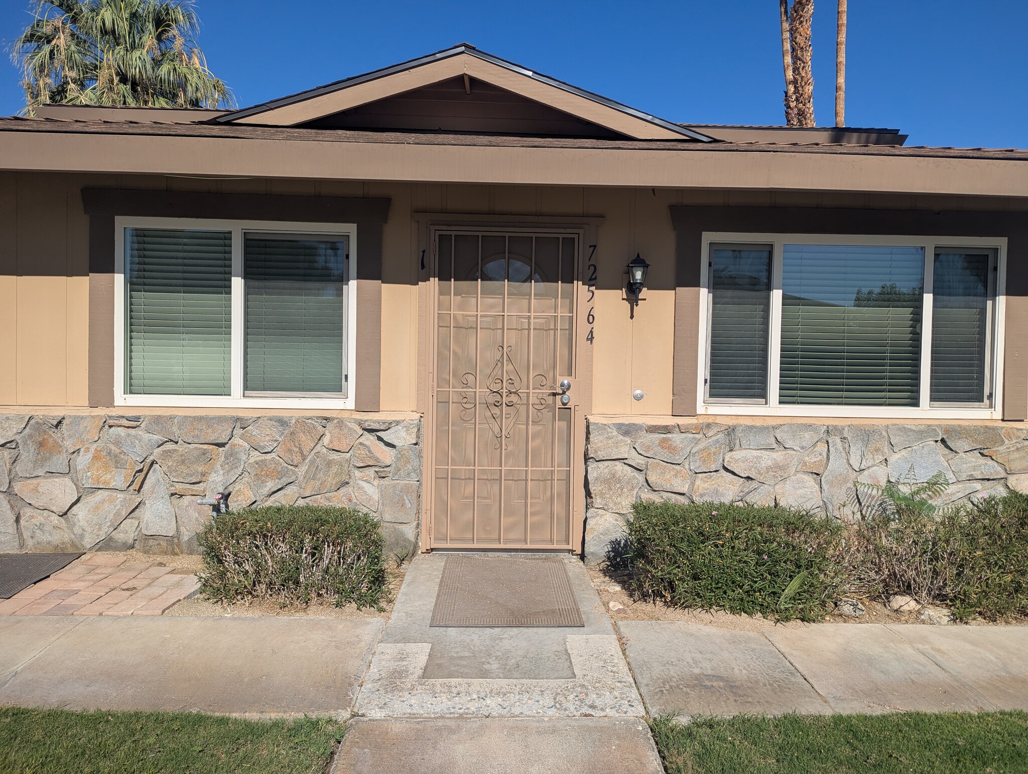 Building Photo - 72564 Edgehill Dr
