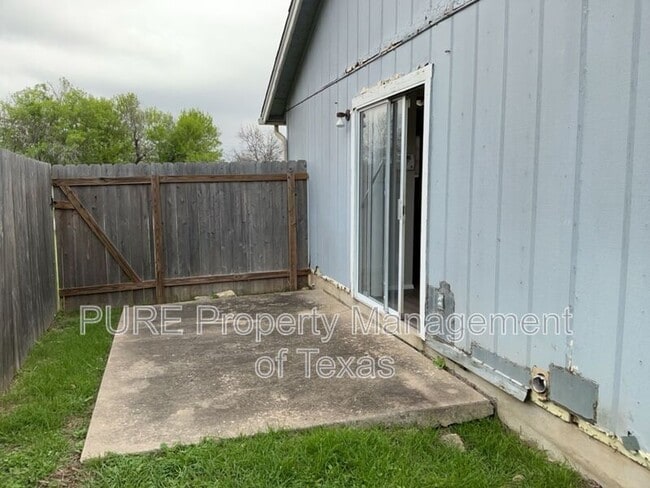 Building Photo - 608 Greenlawn Blvd