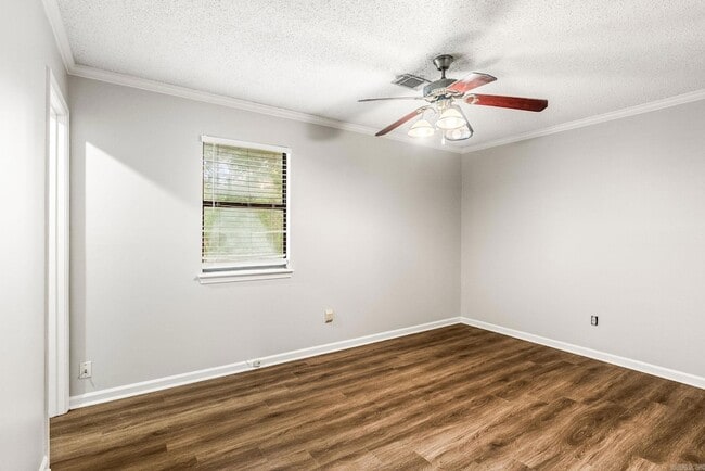 Building Photo - 19 Oak Forest Dr