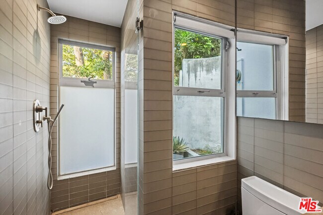 Building Photo - 7700 Willow Glen Rd