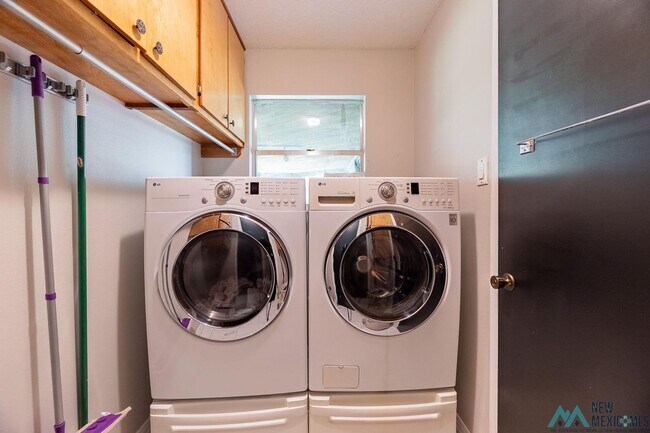 Building Photo - Available Soon! Large 3 bed 2 bath home on the golf course