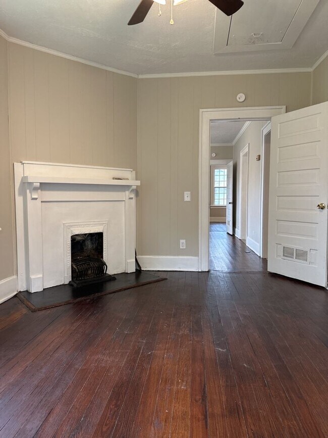 Building Photo - Charming 2-bedroom, 1-bathroom home