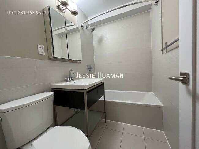 Building Photo - 80 N Moore St