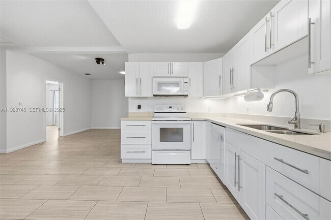 Building Photo - 521 NE 70th St