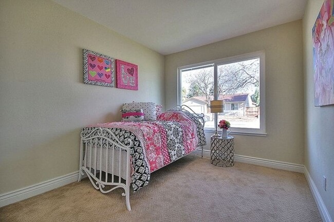 Building Photo - $4590 / 5 BR -GORGEOUS MODEL HOME IN THE W...