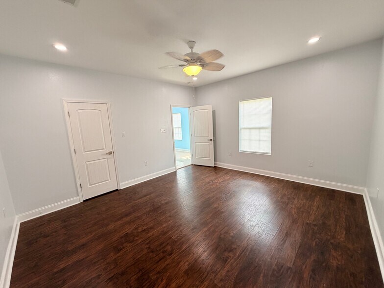 Building Photo - 6205 Wadsworth Dr
