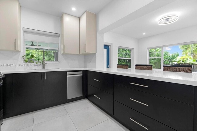 Building Photo - 570 SW 45th Ave