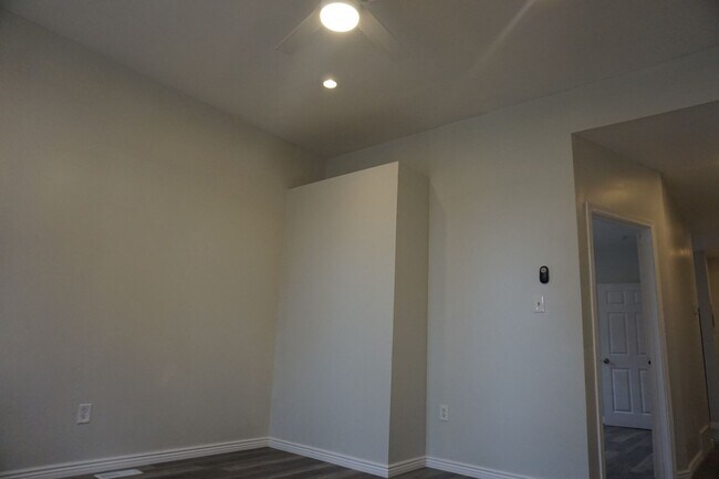 Building Photo - 968 W 500 S