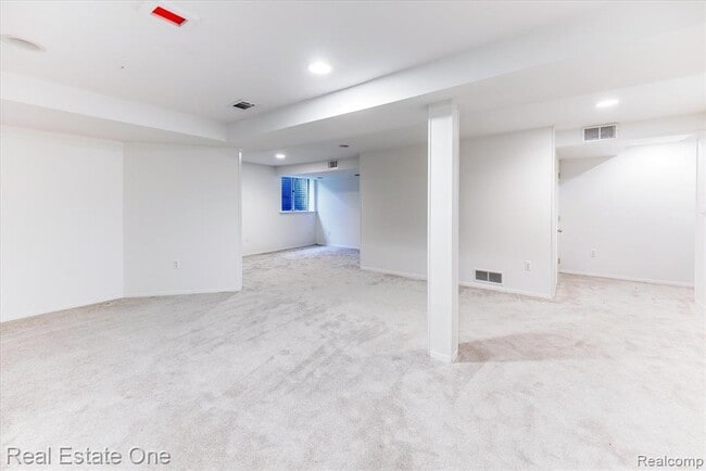 Building Photo - 1631 S Hill Blvd