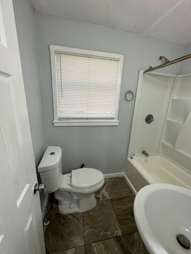 Building Photo - Fully Renovated 3/1 Single Family Ready for Move In!