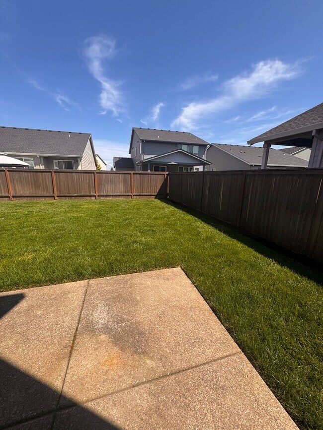 Building Photo - Newer 3 bedroom 2 bath home in SE Albany, close to LBCC, Easy drive to Corvallis, Lebanon or I-5