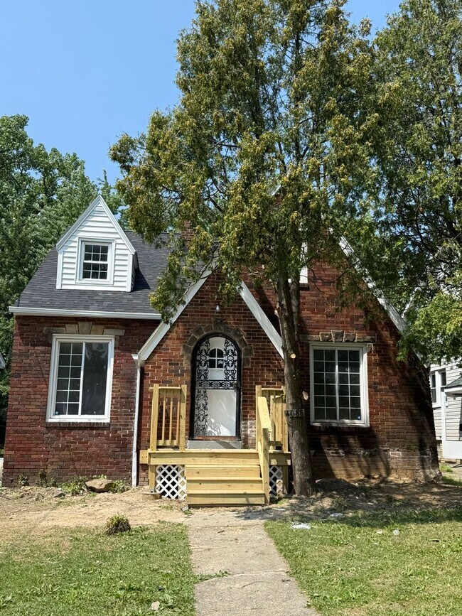 Building Photo - Lee/Harvard 5 Bedroom Single Home