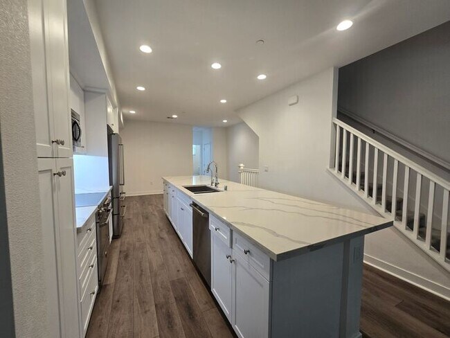 Building Photo - Modern Oceanside Home with Spacious Layout in a Desirable Community