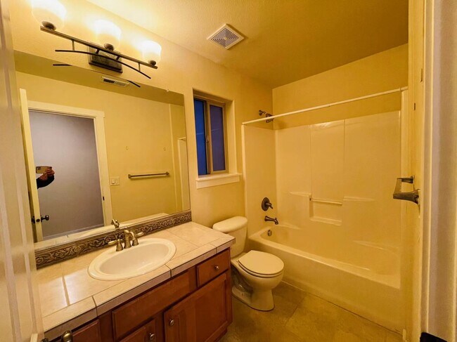 Building Photo - 2551 NW Byrne Terrace