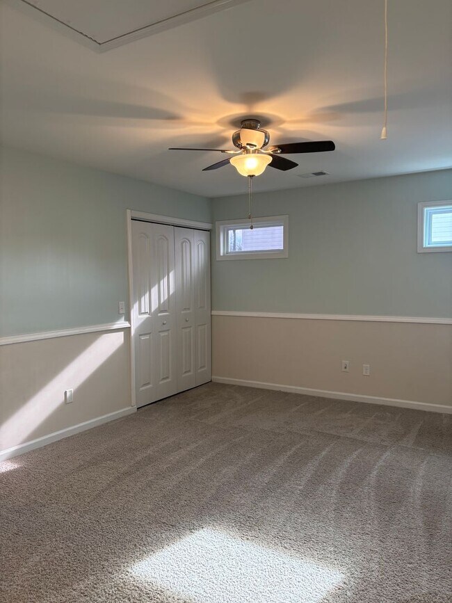 Building Photo - 5 bedroom 3 bath home in Pocalla Springs