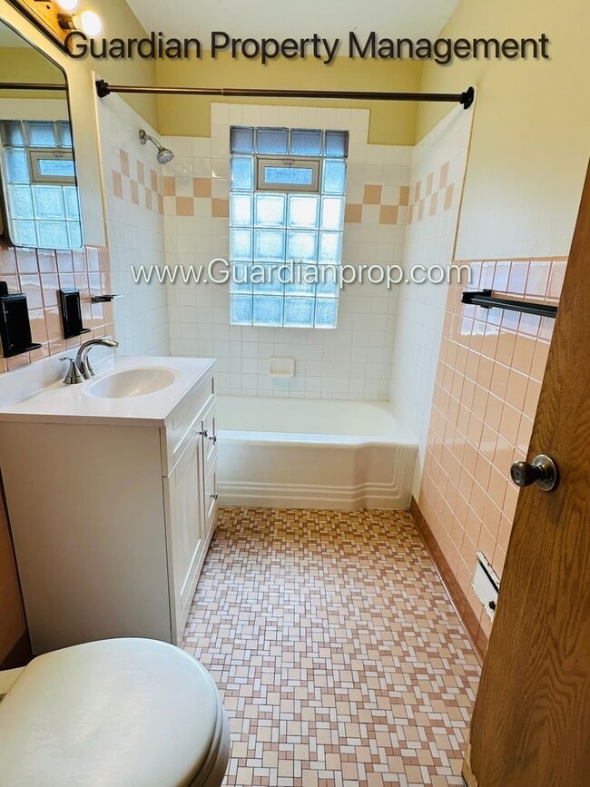 Building Photo - Spacious Richfield Side by Side, Renovated...
