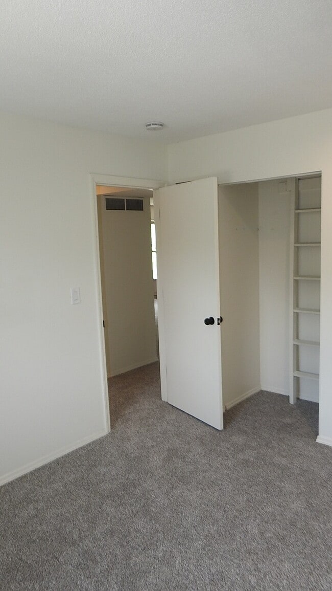 Building Photo - Rental Ready- Townhome in Raytown - 3bed 1...
