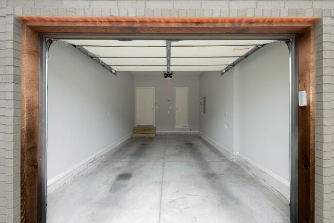 Building Photo - NEW LUXURY 3 BED 2.5 BATH TOWNHOUSE!!!