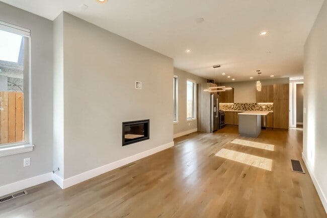 Building Photo - 3 bedroom Townhome + 2 Large Flex Spaces &...