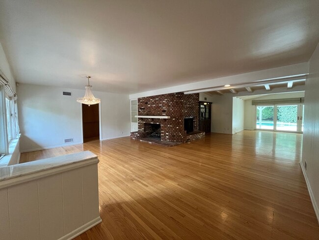 Building Photo - Encino 3+3 w/gated entry, pool + solar pan...