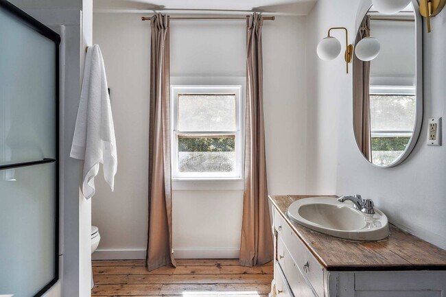 Building Photo - 52 Church St