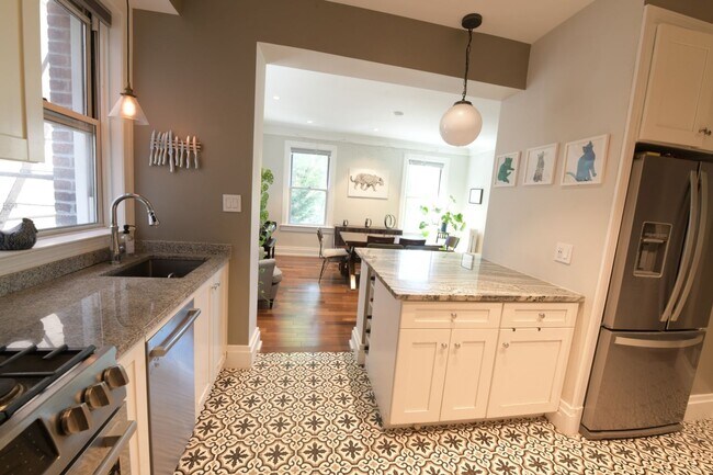 Building Photo - Charming 2BR + home office Condo in the he...