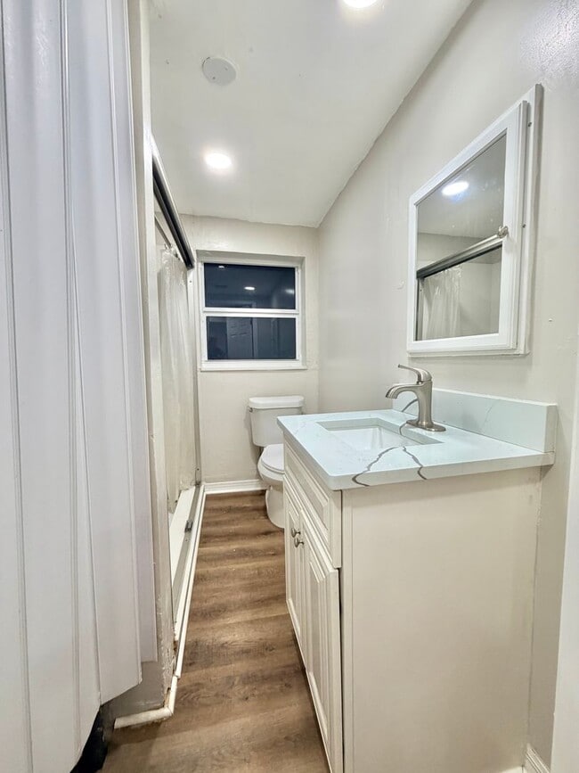 Building Photo - Super Cute 3/1 Walking Distance to High School and Downtown!