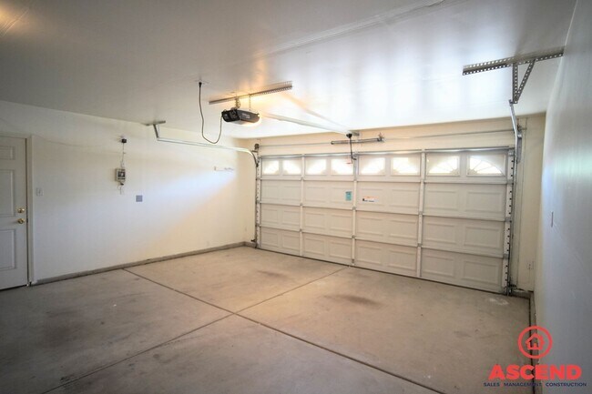 Building Photo - Lovely Home in Southwest Bakersfield!-SOLA...