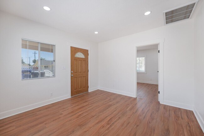 Building Photo - 121 S Lotus Ave