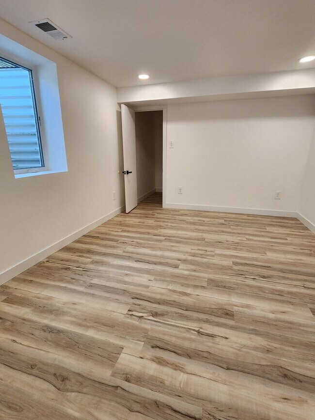 Building Photo - Completely renovated Ranch Style home in E...