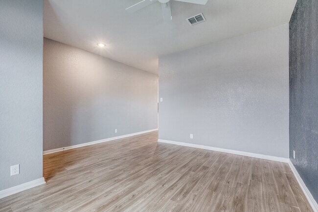 Building Photo - Beautiful and Spacious 4 Bedroom