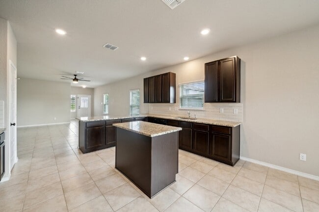 Building Photo - Price Improvement! This 4 bed, 2.5 bath ho...