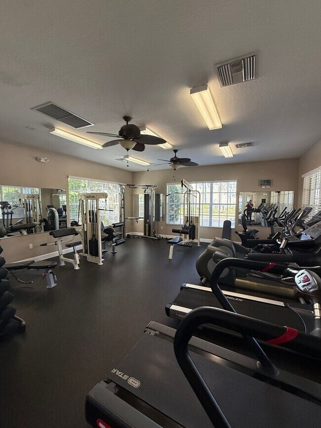 Building Photo - 3BR 2BA w/ Screened Patio + Pool/Gym Access in Gated Villa Serena